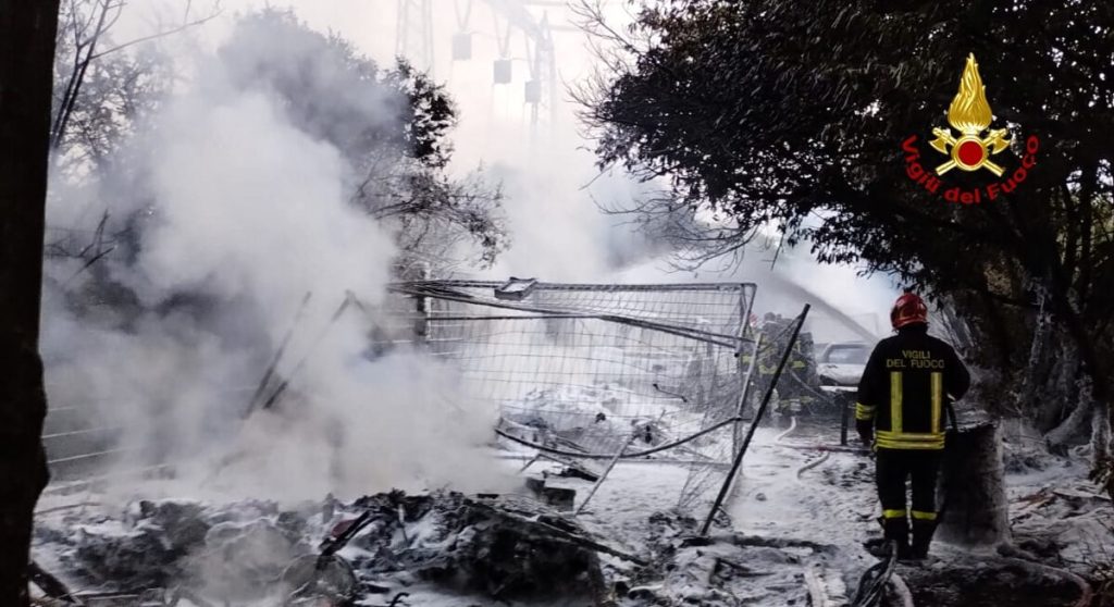Incendio al campo nomadi: in fiamme furgoni e ruolotte