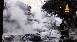 Incendio al campo nomadi: in fiamme furgoni e ruolotte