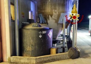 Valori oltre la norma in un contenitore di perossido di idrogeno, intervengono i pompieri