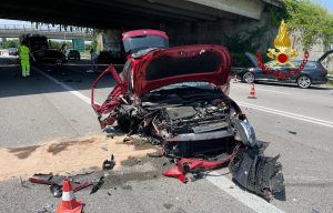 Schianto tra quattro auto, una donna in ospedale