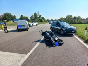 Schianto auto moto: centauro in ospedale