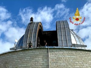 Il vento danneggia la scala in ferro dell'osservatorio astronomico di asiago