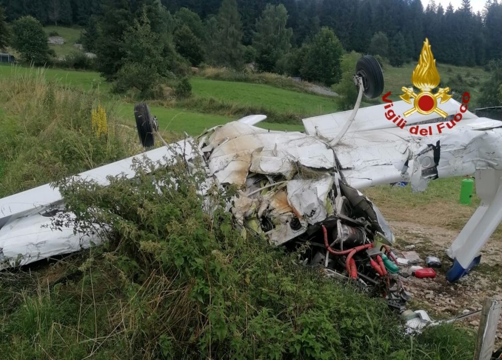 Ultraleggero si schianta in fase di atterraggio, feriti pilota e passeggero