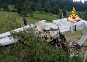 Ultraleggero si schianta in fase di atterraggio, feriti pilota e passeggero