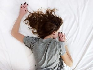 15 semplici trucchi per dormire meglio durante le calde notti estive