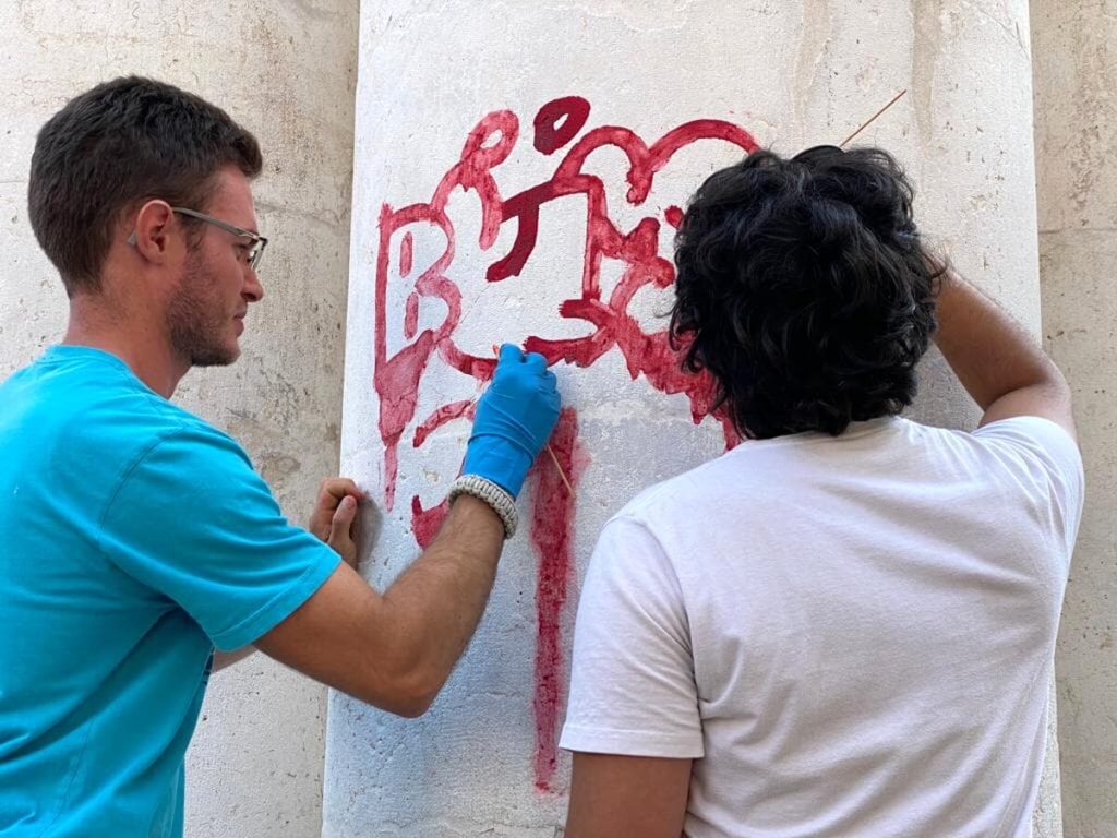 Al via la pulizia della colonna della Basilica palladiana imbrattata