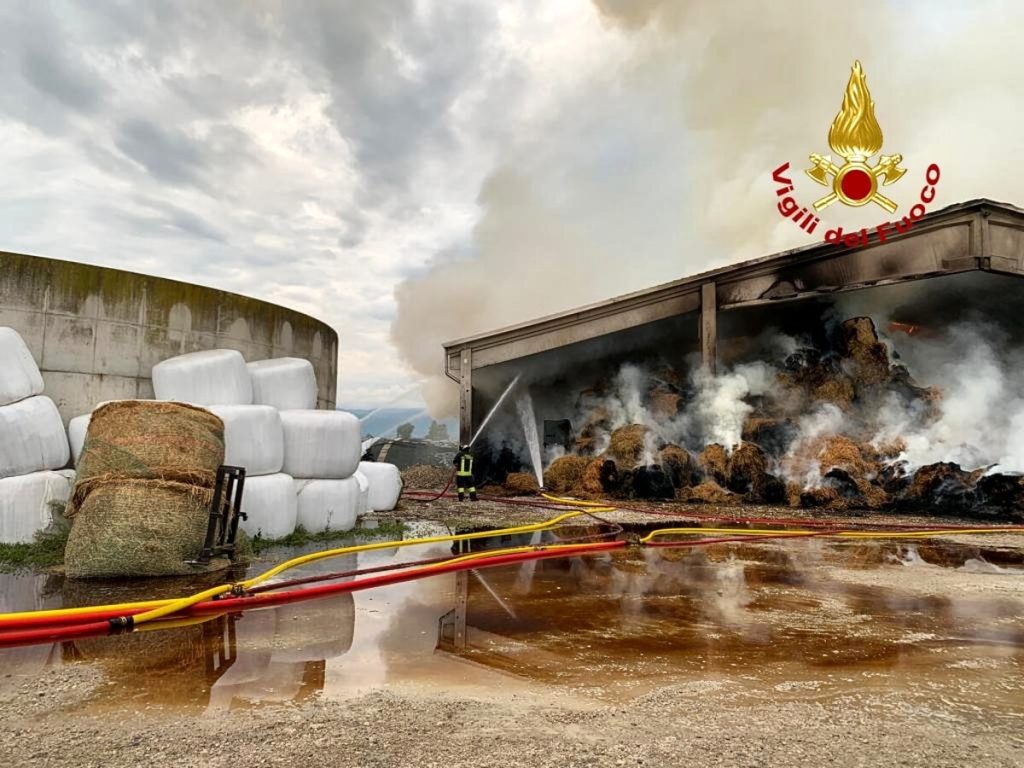 Incendio in un deposito agricolo, bruciano 2500 rotoballe di fieno