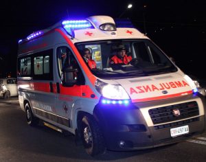 Esce di strada con la moto, ferito gravemente un 21enne: è rimasto ore bloccato in un fossato
