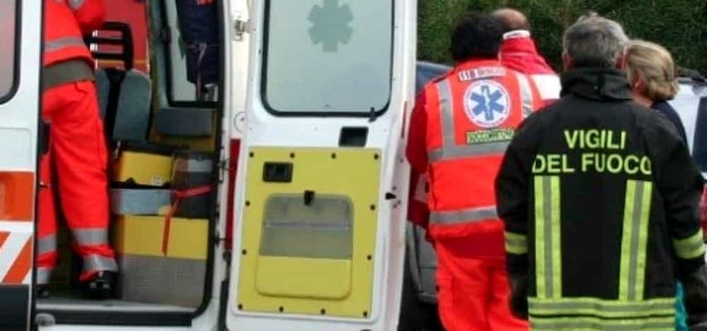 Esce di strada con la Punto, l'auto si ribalta: muore 60enne
