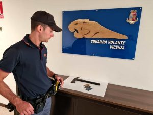 Si aggira di notte con un'ascia e una picozza: addosso anche carte di credito rubate