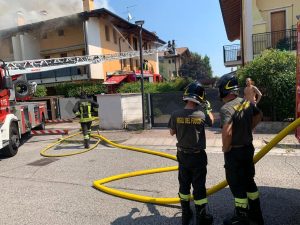 Fiamme dal barbecue, un ustionato e 5 famiglie evacquate: "Giorno nero per il nostro Paese"
