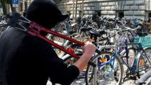 Ruba una bici in stazione: "Ero stanco di camminare"