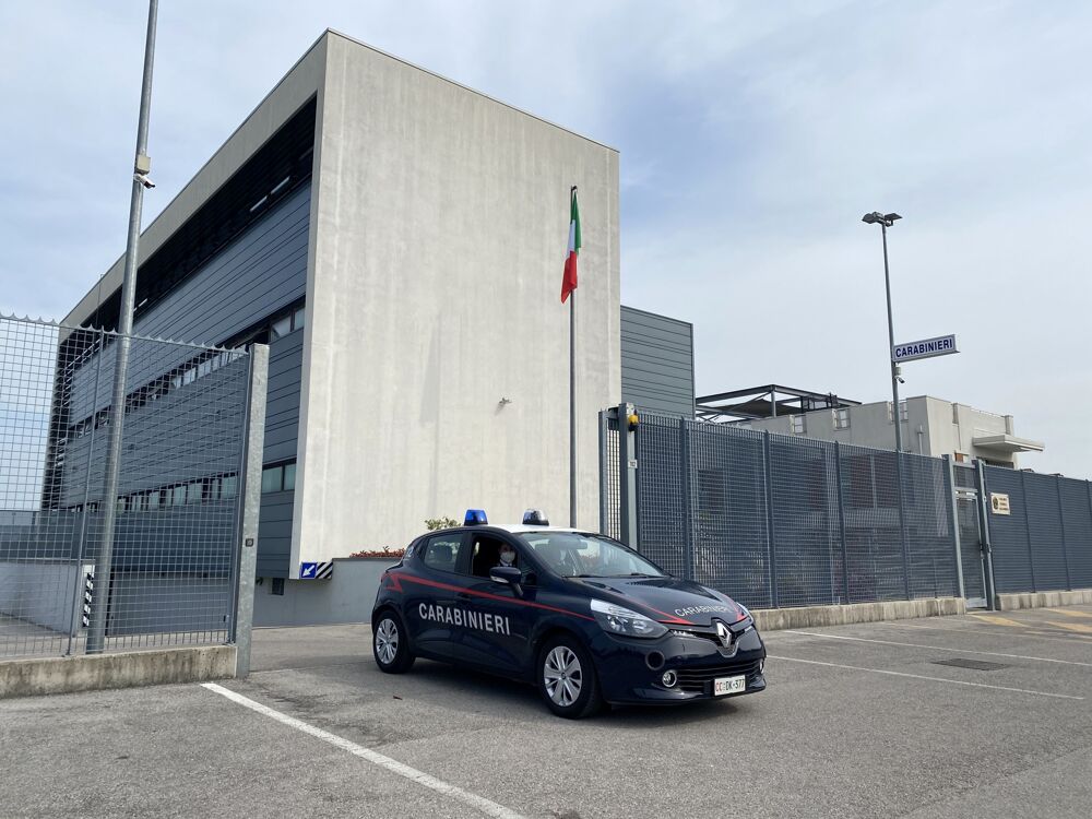 Picchia la moglie sul pianerottolo di casa davanti ai figli minori, in carcere 41enne