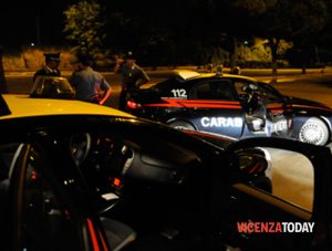 Suona un campanello fingendo di essere un carabiniere, all'arrivo dei militari li aggredisce: arrestato 29enne