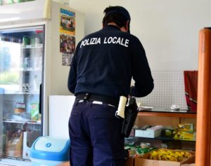 “Frutta e verdura” senza vetrine: scatta la chiusura
