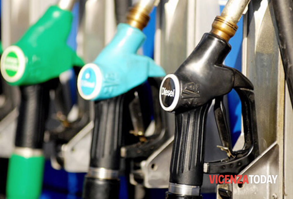 Caro carburanti, blitz delle Fiamme gialle: 12 pompe irregolari