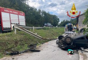 Tragico incidente, auto finisce rovesciata fuori strada: un morto e n ferito