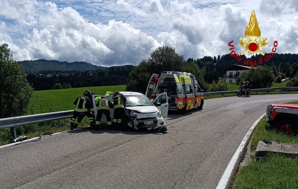 Perde il controllo dell’auto, finisce contro il guardrail: ferita una 80enne