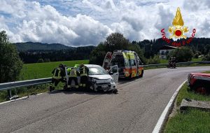 Perde il controllo dell’auto, finisce contro il guardrail: ferita una 80enne