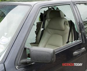 Rompe i finestrini di tre auto in sosta, preso dalla polizia mentre rubava all'interno di una Bmw