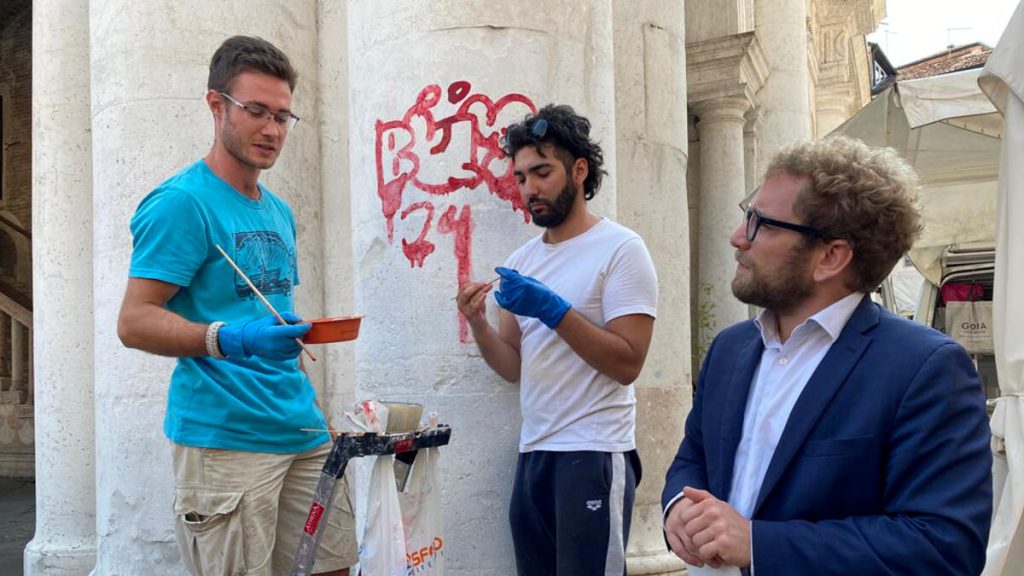 Basilica imbrattata dai vandali americani: al via la pulizia