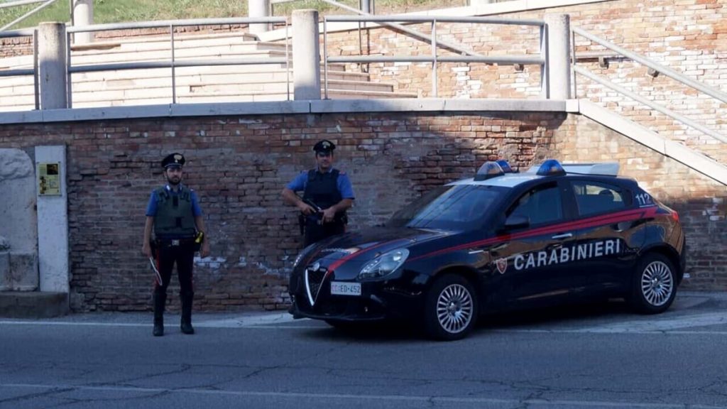 Fermato al volante di un'auto rubata cui erano state cambiate le targhe: arrestato