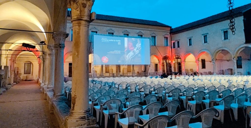 Cinema sotto le stelle ai Chiostri di Santa Corona: il programma di agosto