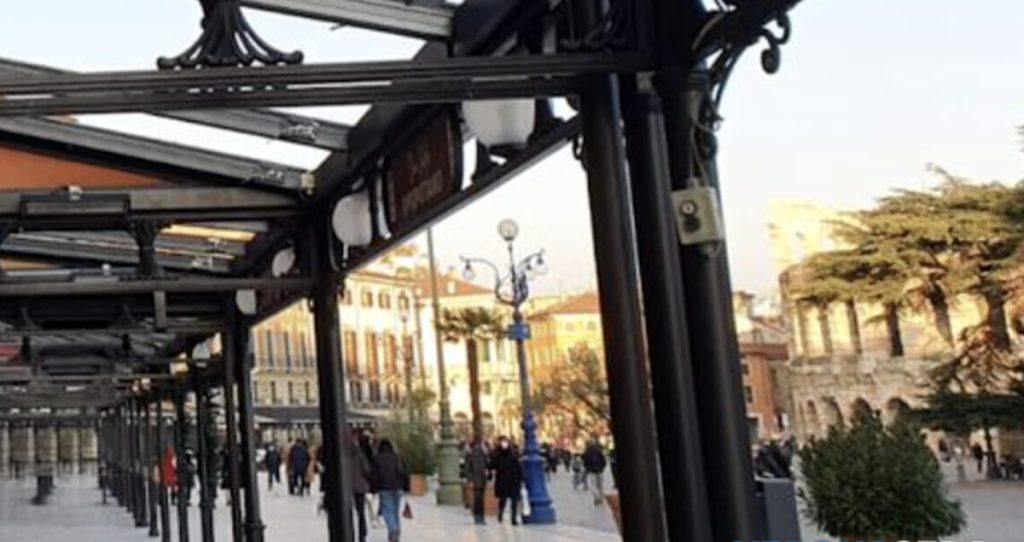 Due spritz e tramezzini in piazza Bra a 26 euro, sfogo social di un cliente vicentino: «I nuovi ladri»