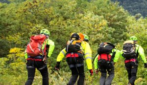 Scivola sul sentiero e si ferisce, escursionista recuperata dal Soccorso alpino