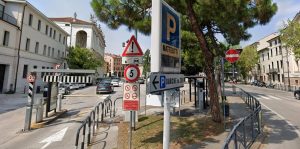 Rubava le carte di credito inserendo uno straccio nella cassa automatica, espulso il "padrone" dei parcheggi