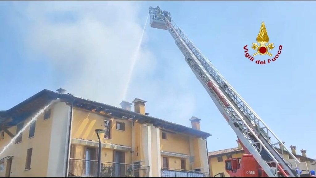Fiamme dal barbecue, distrutta una palazzina: gara di solidarietà per gli evacuati