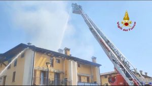Fiamme dal barbecue, distrutta una palazzina: gara di solidarietà per gli evacuati