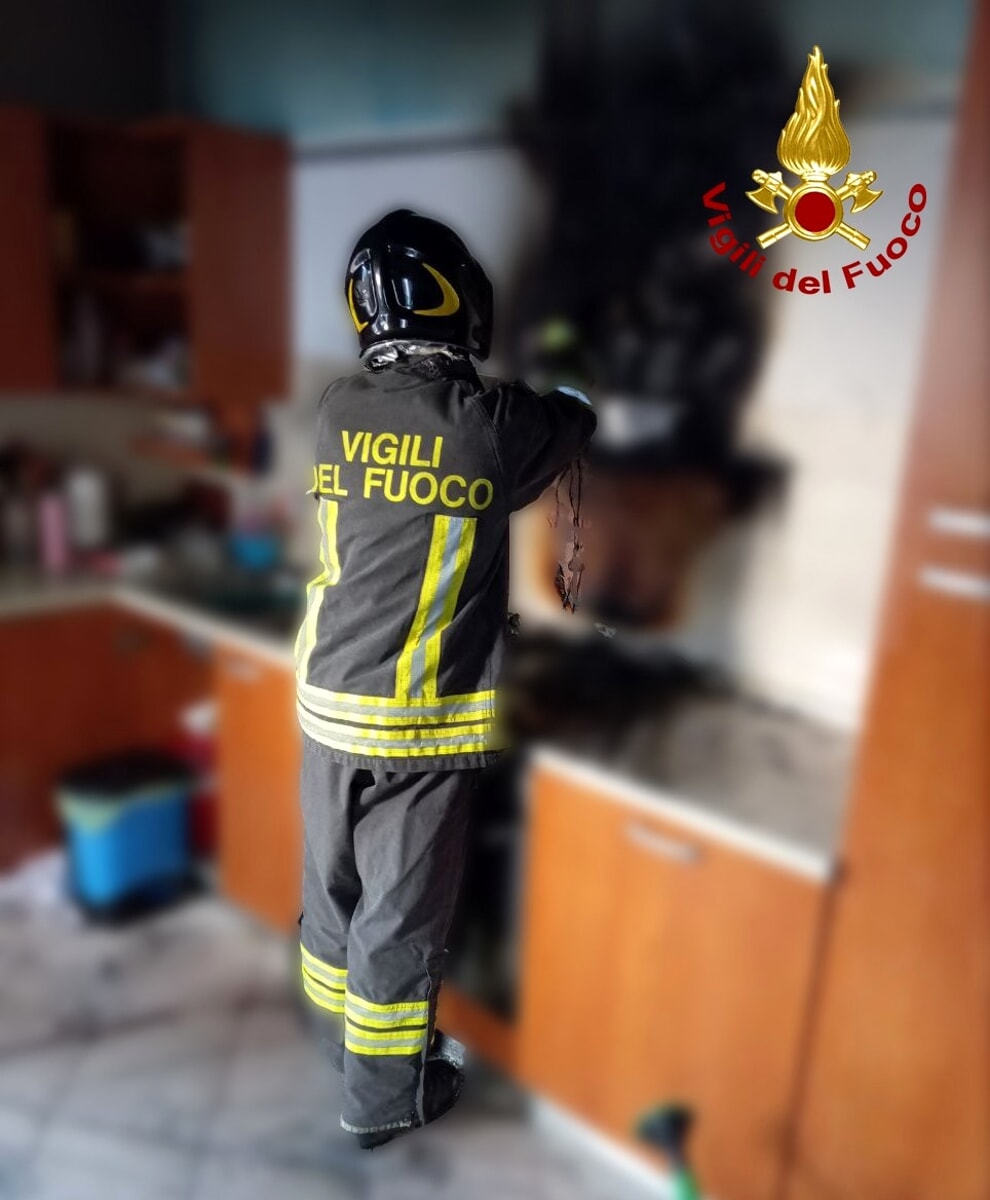 Pentola lasciata sul fuoco innesca l'incendio: fumo in tutto l’alloggio