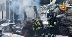 Il muletto va a fuoco, danneggiati bancali di pelli