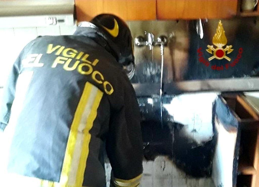 Fiamme in appartamento, intossicata una donna