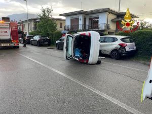 L'auto si rovescia, conducente incastrata tra le lamiere