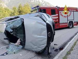 Auto impatta contro un muretto e si capovolge, paura per due coniugi