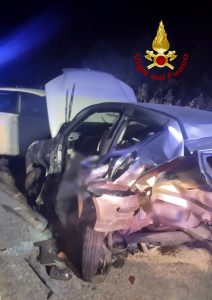 Schianto tra auto: muore una 21enne, feriti altri due uomini