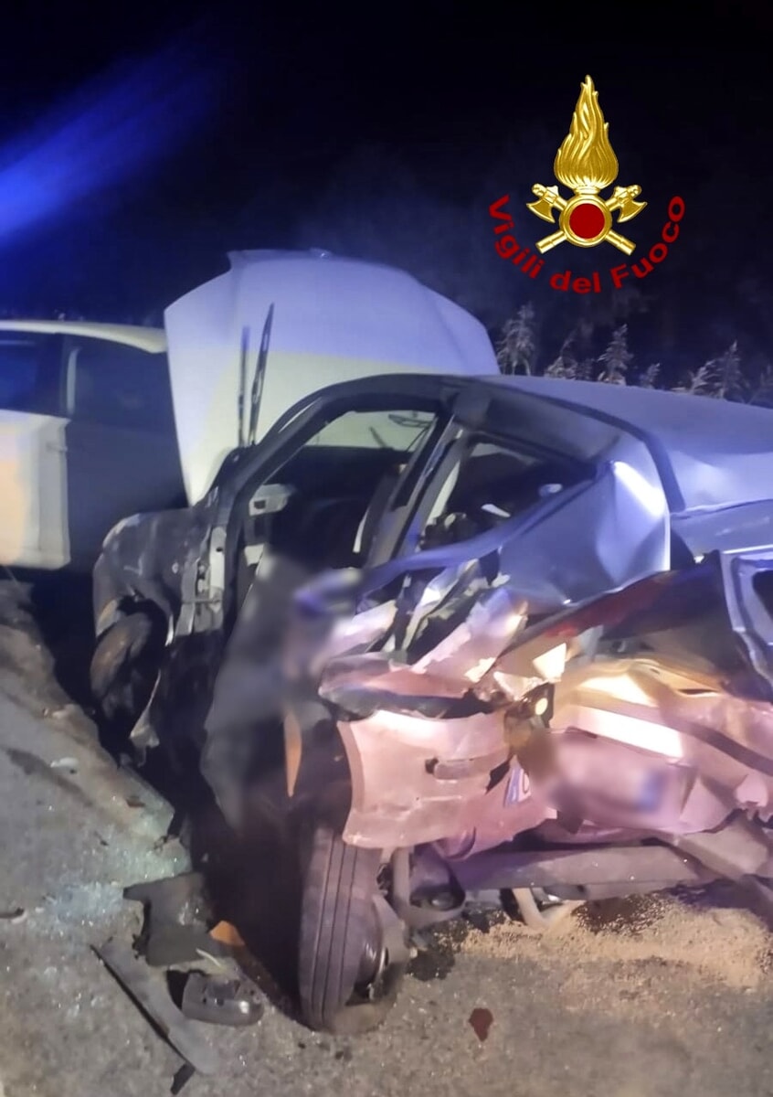 Schianto tra auto: muore una 21enne, feriti altri due uomini