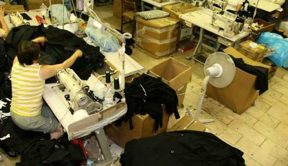 Schiavitù nel laboratorio cinese, chiusa l'attività: lavoravano per noti brand internazionali
