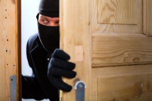 Per evitare furti in casa: scopri da chi vengono commessi e in che giorni