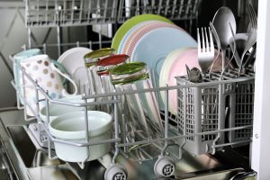 Come igienizzare la lavastoviglie, d'estate è necessario