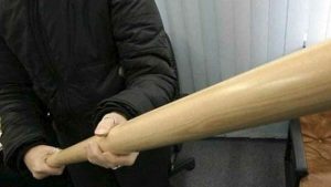 Gira con la mazza da baseball in auto: è per difesa personale, 22enne denunciata