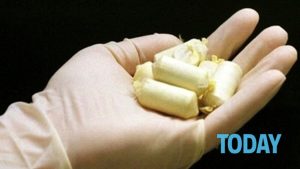 Tenta di ingoiare ovuli di cocaina, pusher in manette