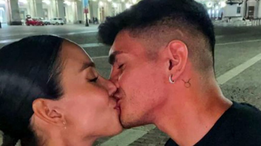 Paola Di Benedetto non si nasconde più ma piovono critiche per il baby fidanzato
