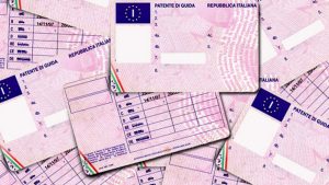 Nigeriano alla guida con una patente polacca, era un fake: denunciato