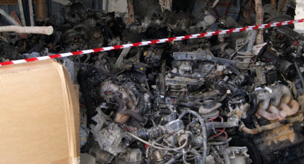 Autodemolizione abusiva, sotto sequestro capannone di una carrozzeria