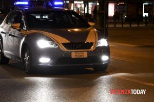 I poliziotti lo arrestano con 48 dosi di eroina e 18 di cocaina