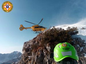 Volo nel vuoto per decine di metri, muore escursionista sul monte Cornetto