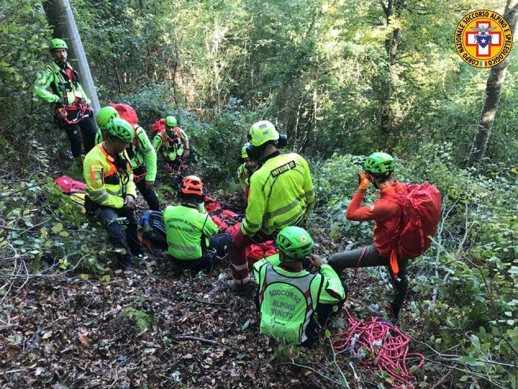 Va a funghi e si rompe una gamba, recuperato dal Soccorso alpino